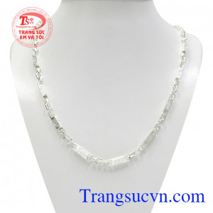 Dây chuyền bạc thời thượng được chế tác đầy tinh tế.