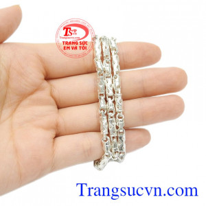 Sản phẩm thích hợp cho nhiều độ tuổi, có thể kết hợp cùng mặt dây để làm tăng thêm điểm nhấn. Dây chuyền bạc thời trang nam