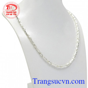 Dây chuyền bạc thời trang nam là sự kết hợp những chi tiết cầu kỳ thể hiện cá tính và phong cách của người dùng. 