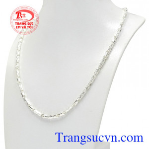 Kiểu dáng nam tính, mạnh mẽ đem lại sự tự tin cho phái mạnh. Dây chuyền bạc thời trang nam
