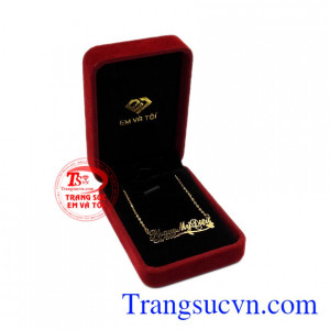 Dây chuyền chữ chất lượng tinh tế.