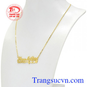 Bạn có thể đặt chế tác làm dây chuyền đôi chữ để gắn kết tình yêu thương cho các lứa đôi.