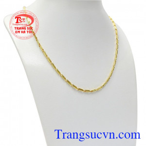 Dây chuyền nam tài hoa được thiết kế với kiểu dáng ấn tượng.