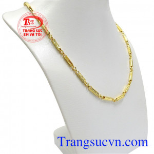 Dây chuyền nam tính ấn tượng là sự kết hợp hoàn hảo giữa các chi tiết với nhau.