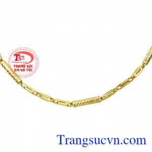 Các đường nét và chi tiết được chế tác cách tỉ mỉ giúp phái mạnh càng thêm tự tin và thể hiện cá tính. Dây chuyền nam tính thời trang