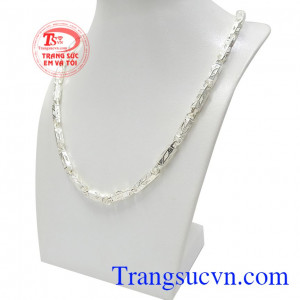Sản phẩm có thể kết hợp cùng mặt dây bạc tạo phong cách cho phái mạnh.