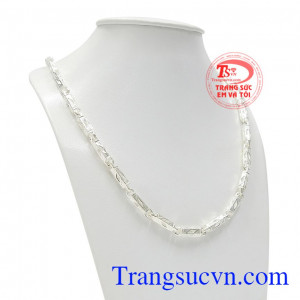 Dây chuyền bạc là sản phẩm được phái nam yêu thích không chỉ bởi mang đến vẻ thời trang mà còn giúp bảo vệ sức khỏe của người đeo do bạc có tính kháng khuẩn và cản gió tốt.