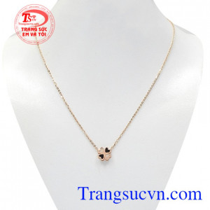 Dây chuyền vàng hồng may mắn hiện đang mẫu trang sức mới được nhiều phái đẹp lựa chọn.