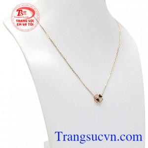 Trang sức vàng hồng đang là xu hướng được giới trẻ yêu thích giúp các cô gái thêm phần trẻ trung, mềm mại và duyên dáng.