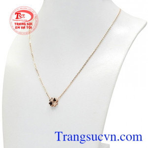 Các nhà chế tác tác còn khéo léo làm nên một chiếc dây chuyền thời thượng với biểu tượng cỏ bốn lá may mắn.