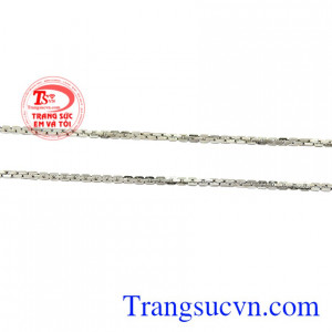 Dây chuyền vàng trắng thanh thoát bảo hành chu đáo.