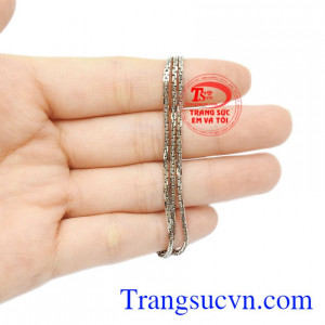 Dây chuyền vàng trắng thanh thoát nữ tính.