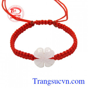 Dây tết cẩm thạch cỏ may mắn được chạm khắc tinh tế từ đá cẩm thạch trắng thiên nhiên.