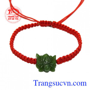 Dây tết nephrite hoa sen được chạm khắc đầy tinh tế mang đến vẻ hợp thời trang đến cho người đeo.