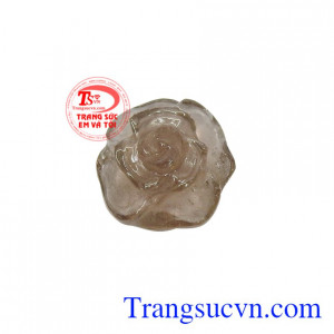 Hoa hồng thạch anh khói được chạm khắc tinh xảo và đẹp mắt.