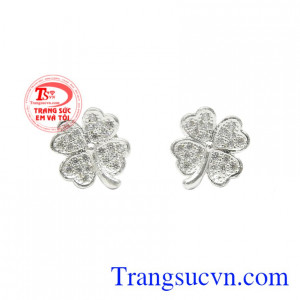 Hoa tai bạc cỏ may mắn được chế tác đầy tỉ mỉ và tinh tế.