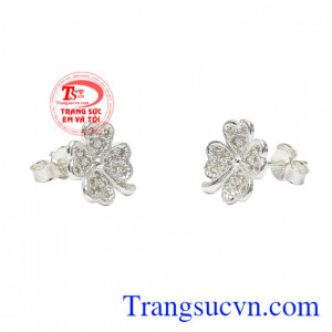 Do đó các sản phẩm được chạm khắc hay có hoa văn hình cỏ bốn lá rất được nhiều nữ giới ưa chuộng.