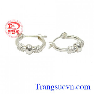 Đôi hoa tai này phù hợp với nhiều kiểu trang phục, hợp thời trang.