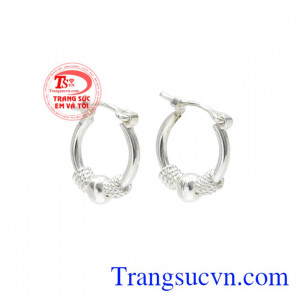 Hoa tai bạc xinh yêu được chế tác tỉ mỉ mang đến nét xinh xắn cho phái đẹp.