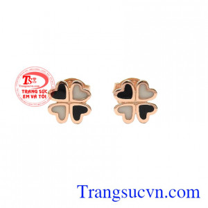 Hoa tai vàng hồng may mắn được chế tác xinh xắn mang đến vẻ dễ thương mà lại vô cùng nữ tính.