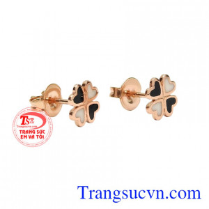 Đôi bông tai này tạo nên nét mềm mại và giúp cho gương mặt của các nàng thanh thoát hơn.