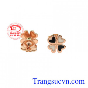 Hoa tai vàng hồng hiện đang là xu hướng trang sức được giới trẻ vô cùng yêu thích.