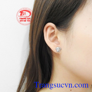 Hoa tai vàng trắng thời thượng tinh tế.