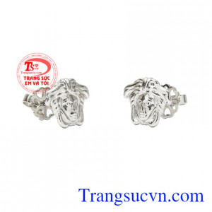 Đeo hoa tai vàng giúp phái đẹp tăng thêm phần xinh xắn và trông hợp thời trang hơn.