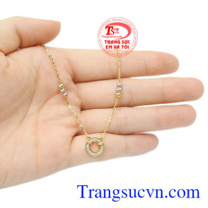 Lắc chân phong cách phái đẹp phù hợp với mọi lứa tuổi.