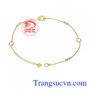 Với sự kết hợp hài hòa của vàng trắng, vàng màu và vàng hồng tạo nên một sản phẩm vô cùng ấn tượng.