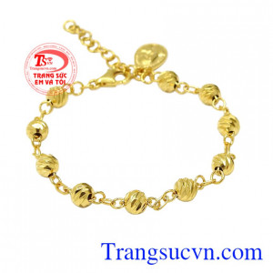 Chiếc lắc tay này mang đến vẻ hợp thời trang và vô cùng duyên dáng cho phái đẹp.