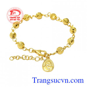 Lắc tay nữ mân côi được chế tác vô cùng tỉ mỉ và sáng bóng.