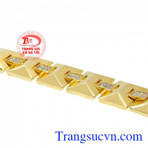 Thiết kế hợp thời trang, phong cách nam tính đầy cuốn hút sẽ giúp người dùng tự tin thể hiện cá tính. Lắc tay vàng tây nam tính