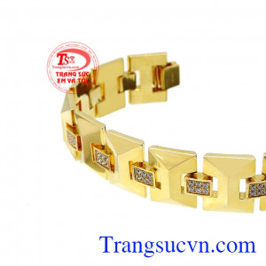 Được sản xuất từ vàng tây 18k bền đẹp với thời gian, kết hợp cùng những viên đá cz nhỏ càng làm tăng điểm nhấn cho chiếc lắc tay. Lắc tay vàng tây nam tính