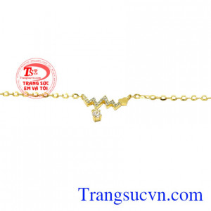 Lắc tay nữ vàng được nhiều phái đẹp yêu thích bởi nó không chỉ tôn lên nét đẹp duyên dáng của các nàng mà còn giúp cho đôi bàn tay trông thanh thoát hơn.