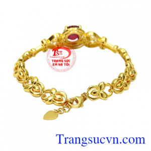 Các nàng sẽ là tâm điểm của các buổi tiệc khi kết hợp chiếc lắc tay này cùng những bộ đầm dạ hội lộng lẫy.