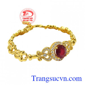 Chiếc lắc tay này giúp tôn lên vẻ quý phái và sang trọng đến cho các quý cô.