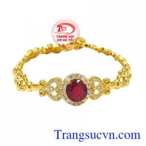 Lắc vàng gắn đá quý được chế tác tinh xảo từ trên chất liệu vàng 18k gắn đá Ruby thiên nhiên.
