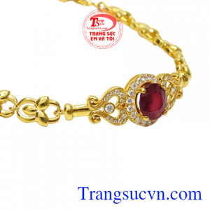 Lắc vàng gắn đá quý món quà tặng cao cấp dành tặng cho phái đẹp.