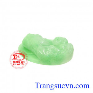 Mặt cẩm thạch Đức Mẹ Maria được chạm khắc vô cùng tinh tế và đẹp mắt. 