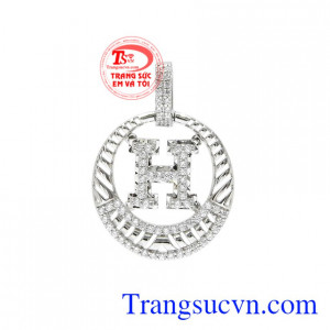 Mặt chữ H vàng trắng ấn tượng được chế tác bằng công nghệ hiện đại mang đến sản phẩm hoàn mỹ.