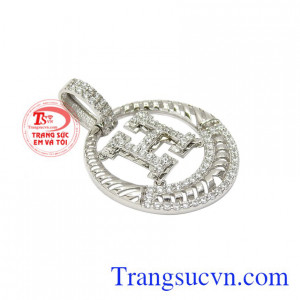 Sản phẩm này khi kết hợp cùng dây chuyền vàng trắng tôn lên vẻ sang trọng, thời trang cho các quý cô.
