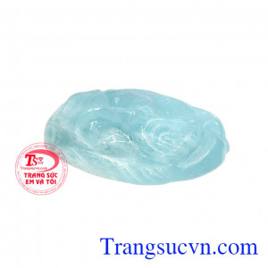 Mặt chúa Giê-su aquamarine được chạm khắc vô cùng tinh tế và đẹp mắt.
