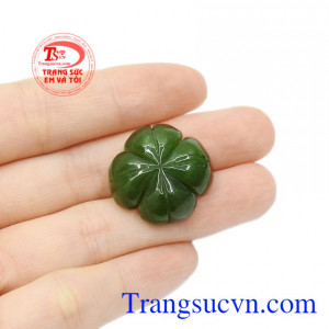 Mặt cỏ bốn lá nephrite đẹp dành cho người mang mệnh Mộc và Hỏa.