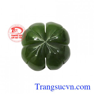 Mặt cỏ bốn lá nephrite đẹp mang đến may mắn cho người dùng.