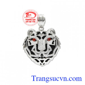 Mặt dây bạc hổ dũng mãnh được chế tác đầy tinh xảo toát lên được vẻ đẹp của sản phẩm.
