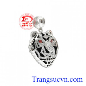 Lấy cảm hứng từ sự mạnh mẽ, bản lĩnh của loài hổ, các nhà chế tác kim hoàn đã tạo nên một mặt dây mang đến vẻ quyền lực, uy nghi cho người đeo.