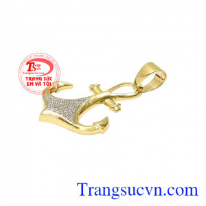 Với chất liệu vàng tây 10k sáng bóng kết hợp cùng đá cz càng làm tăng thêm điểm nhấn. Mặt dây nam mỏ neo thời trang