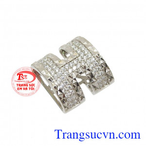 Chế tác từ vàng tây 10k cùng đá cz lấp lánh giúp cho mặt dây càng trở nên ấn tượng và thu hút người nhìn. Mặt dây nữ chữ H thời trang