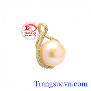 Mặt dây nữ ngọc trai trang nhã là sự kết hợp từ vàng tây 14k sáng bóng, đá cz lấp lánh và viên ngọc trai sang trọng.